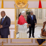 Mayembe, Docente da UniLuanda, esculpe “A Arquitectura da União”, obra de arte oferecida ao Papa Leão XIV pelo PR